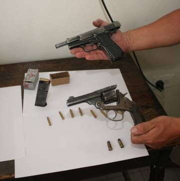 Prófugo cayó con una pistola policial Prófugo cayó con una pistola policial