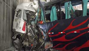 Choque entre un camión y un micro deja 5 muertos y 20 heridos Choque entre un camión y un micro deja 5 muertos y 20 heridos