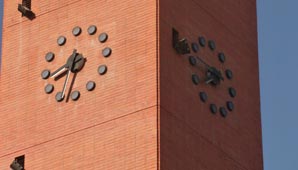 Por las bajas de tensión, se desprogramó el reloj de la Catedral Por las bajas de tensión, se desprogramó el reloj de la Catedral