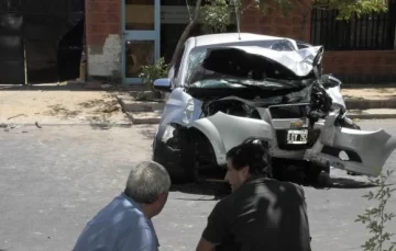 Estrellados en un poste y un portón Estrellados en un poste y un portón