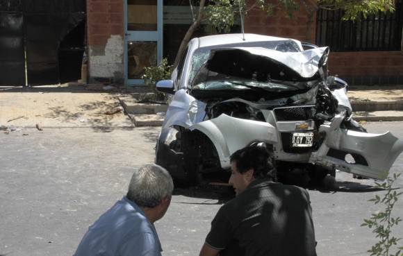Estrellados en un poste y un portón Estrellados en un poste y un portón