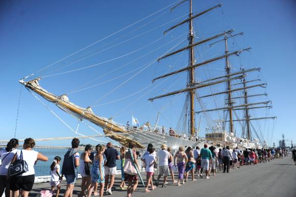 Colas de hasta 200 m para visitar a la Fragata Colas de hasta 200 m para visitar a la Fragata