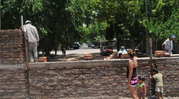 El polémico muro que separa un barrio policial de un asentamiento El polémico muro que separa un barrio policial de un asentamiento