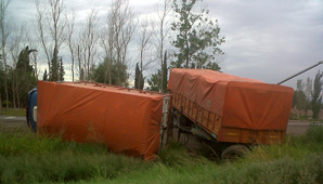 Accidente fatal entre una camioneta y un camión Accidente fatal entre una camioneta y un camión