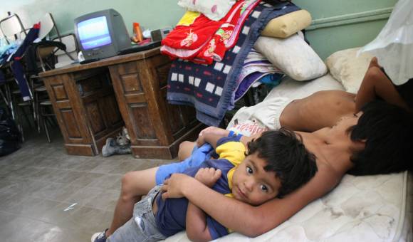 Evacuados, el drama entre los bancos y los pizarrones Evacuados, el drama entre los bancos y los pizarrones