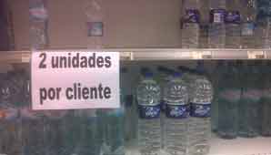 El agua llega turbia a las casas y algunos supermercados limitaron la venta El agua llega turbia a las casas y algunos supermercados limitaron la venta