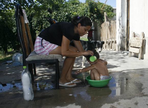 Compran, fraccionan e inventan maneras de paliar la falta de agua Compran, fraccionan e inventan maneras de paliar la falta de agua