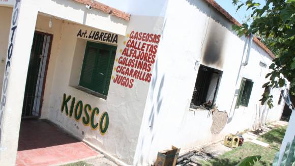 Un cortocircuito desató un dañino incendio en un kiosco Un cortocircuito desató un dañino incendio en un kiosco
