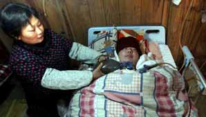 Un joven sobrevive gracias a un respirador accionado a mano Un joven sobrevive gracias a un respirador accionado a mano