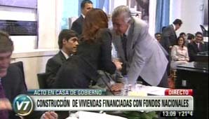 Gioja firmó con Nación el financiamiento para 995 casas Gioja firmó con Nación el financiamiento para 995 casas