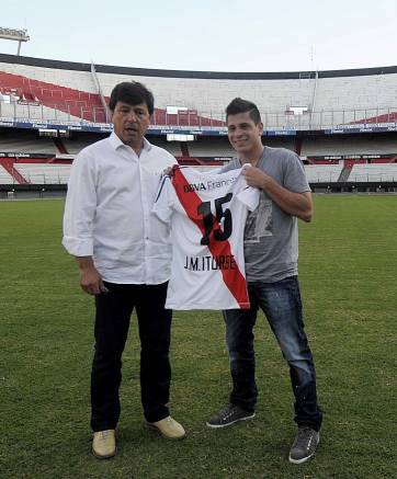 Iturbe firmó y espera tener su bautismo Iturbe firmó y espera tener su bautismo