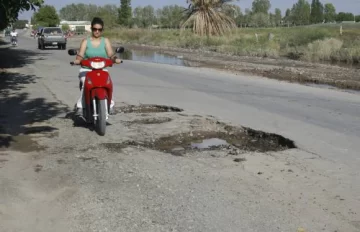 Media Agua, con las calles rotas y las casas con pozos Media Agua, con las calles rotas y las casas con pozos
