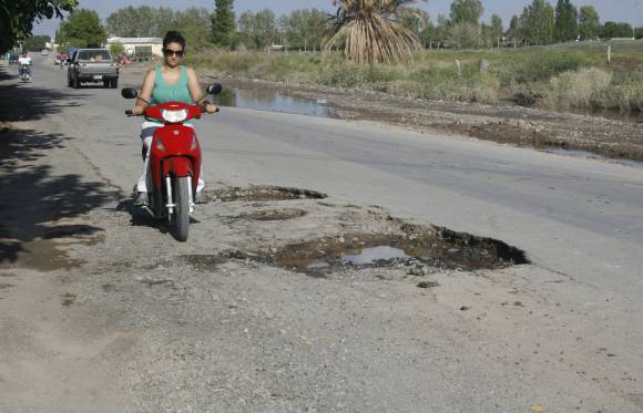 Media Agua, con las calles rotas y las casas con pozos Media Agua, con las calles rotas y las casas con pozos