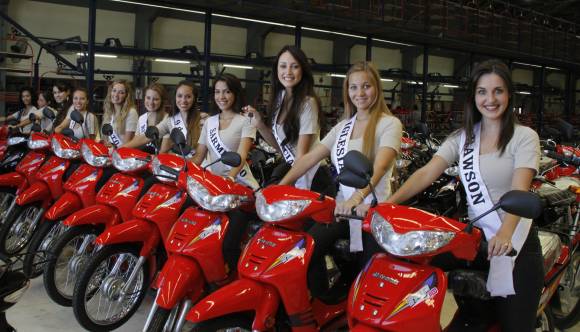 Las motos atraparon la atención de las candidatas Las motos atraparon la atención de las candidatas