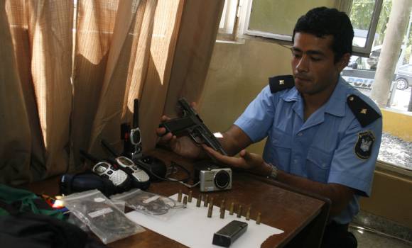 Cayó con un arma robada a un policía Cayó con un arma robada a un policía