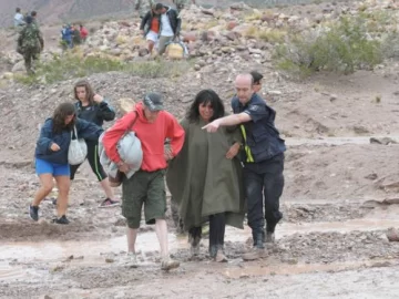 Llevan comida a los varados Llevan comida a los varados