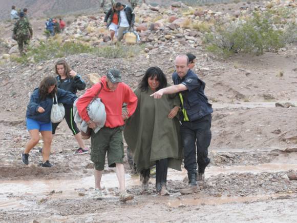 Llevan comida a los varados Llevan comida a los varados