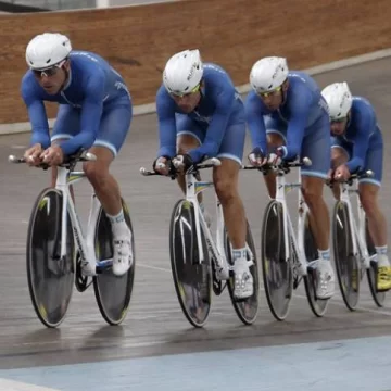 Con oro en la persecución por equipos Con oro en la persecución por equipos