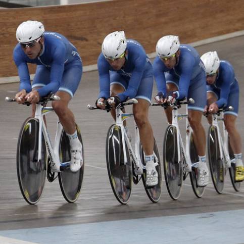 Con oro en la persecución por equipos Con oro en la persecución por equipos