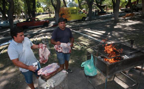 Movimiento, gritos y asado Movimiento, gritos y asado