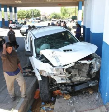 Chocó una combi con niños, casi arrolló a un puestero y se estrelló en un puente Chocó una combi con niños, casi arrolló a un puestero y se estrelló en un puente