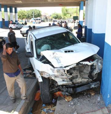 Chocó una combi con niños, casi arrolló a un puestero y se estrelló en un puente Chocó una combi con niños, casi arrolló a un puestero y se estrelló en un puente