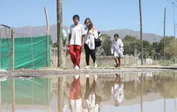 Dos días sin ir a clases por una calle inundada Dos días sin ir a clases por una calle inundada