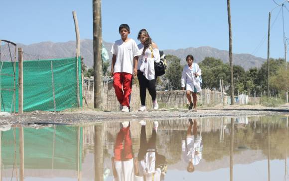 Dos días sin ir a clases por una calle inundada Dos días sin ir a clases por una calle inundada