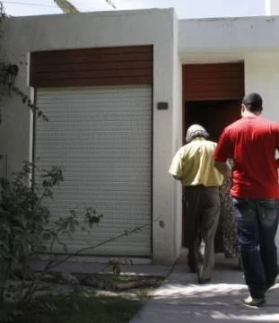 Una banda armada asaltó a una familia en plena mañana Una banda armada asaltó a una familia en plena mañana