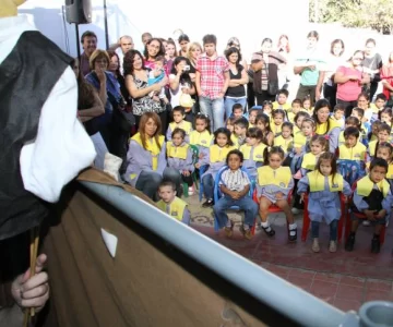 Acto y títeres en el jardín Caricias Acto y títeres en el jardín Caricias