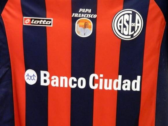 Francisco, en las camisetas de los jugadores de San Lorenzo Francisco, en las camisetas de los jugadores de San Lorenzo