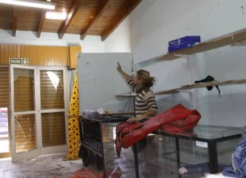 Cerrarán su tienda porque una banda les robó casi todo Cerrarán su tienda porque una banda les robó casi todo