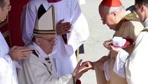El momento en el que Francisco recibe sus atributos como Papa El momento en el que Francisco recibe sus atributos como Papa