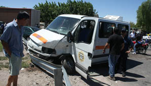 Un choque entre una camioneta y una movilidad escolar dejó como saldo cinco niños heridos Un choque entre una camioneta y una movilidad escolar dejó como saldo cinco niños heridos