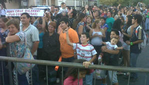 Más de dos mil personas aguardan por el inicio de la grabación Más de dos mil personas aguardan por el inicio de la grabación