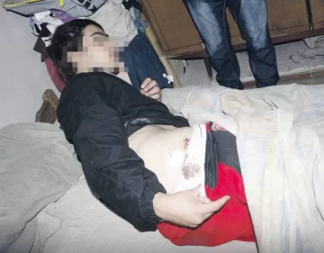 Le dan 4 puntazos a un chico en un asalto Le dan 4 puntazos a un chico en un asalto