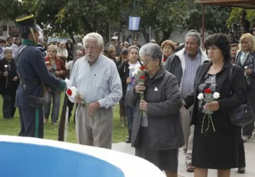 Flores en la fuente, el ritual que ayudó a mitigar la pena Flores en la fuente, el ritual que ayudó a mitigar la pena