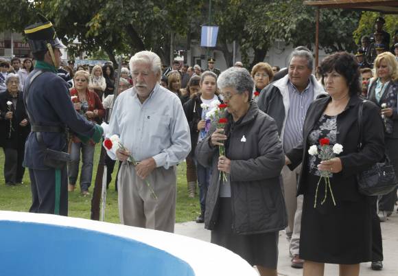 Flores en la fuente, el ritual que ayudó a mitigar la pena Flores en la fuente, el ritual que ayudó a mitigar la pena