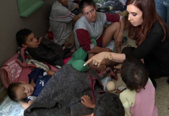 Cristina recorrió zonas afectadas y se reunió con Scioli Cristina recorrió zonas afectadas y se reunió con Scioli