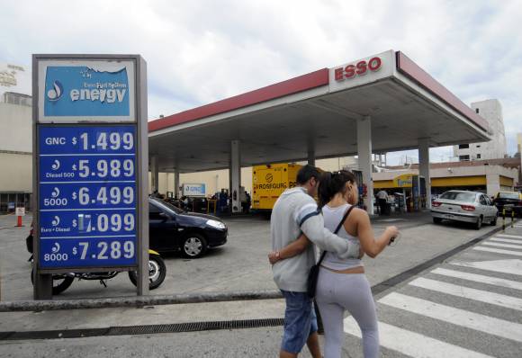 Congelan el precio a las naftas por seis meses Congelan el precio a las naftas por seis meses