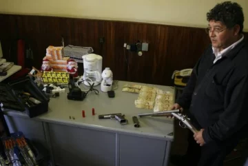 Una pareja con droga, armas y cosas robadas Una pareja con droga, armas y cosas robadas