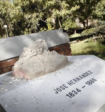 Jardín de los Poetas: piden $150 mil para reparar bustos Jardín de los Poetas: piden $150 mil para reparar bustos