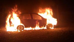 A punta de pistola le robaron el auto y luego lo incendiaron A punta de pistola le robaron el auto y luego lo incendiaron