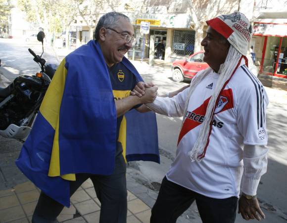 Entre la política y la pasión Entre la política y la pasión