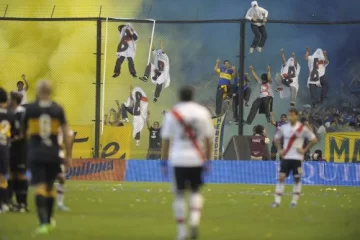 Hinchas de Boca obligaron a detener el partido por unos minutos Hinchas de Boca obligaron a detener el partido por unos minutos