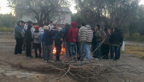 Suspenden clases en una escuela por el frío y arman una fogata para calentarse Suspenden clases en una escuela por el frío y arman una fogata para calentarse