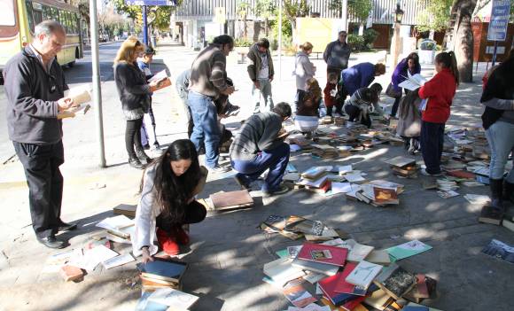 Un laberinto de libros que atrapó a varios peatones Un laberinto de libros que atrapó a varios peatones