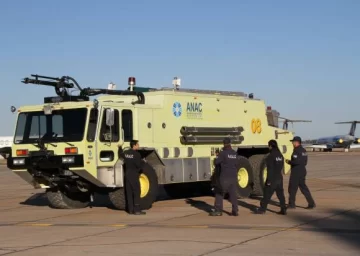 Una autobomba para el arribo de aviones grandes Una autobomba para el arribo de aviones grandes