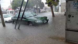 Intensas lluvias volvieron a inundar un sector de La Plata Intensas lluvias volvieron a inundar un sector de La Plata