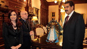 Recién llegado al país, Maduro recordó a Néstor y a Chávez Recién llegado al país, Maduro recordó a Néstor y a Chávez